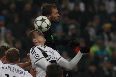 (VIDEO) "Kopirao" Lepu Brenu: Fudbaler kolenom sebi slomio nos