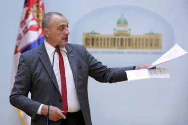 ZORAN ŽIVKOVIĆ UDARIO ŽENU NA PEŠAČKOM! Političar izazvao saobraćajku u Beogradu