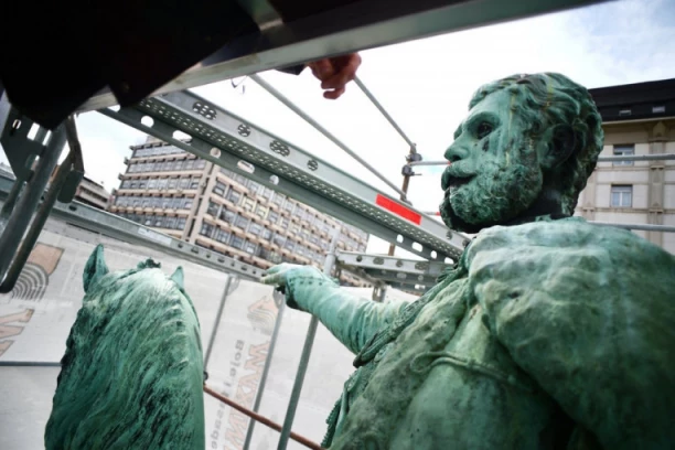 OTKRIVENA MISTERIJA SPOMENIKA KNEZU MIHAILU: Evo šta POKAZUJE prstom!