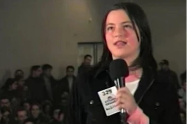 (FOTO) Da l' je moguće? Sad je SE*S BOMBA, a nekada debeljuca sa ogromnim nosem! Naša pevačica promenila lični opis!