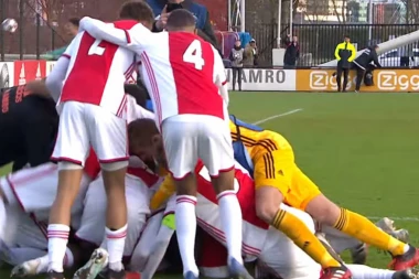 (VIDEO) Omladinci Ajaksa možda dolaze u Beograd: Golman "kopljanika" ušao u 93. minutu, odbranio tri penala i pogotkom izbacio Atletiko Madrid!