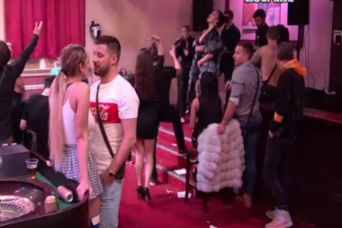 (VIDEO) LUNA I MARKO ZAVRŠILI U KREVETU! Odzvanjala cela Bela kuća, rasturili se od SE*SA!