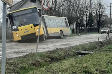(FOTO) Užas u Batajnici: Autobus sleteo sa puta pravo u kanal!