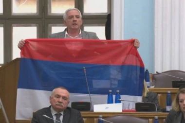 (FOTO) Vučurović raširio srpsku zastavu nasred sednice Skupštine Crne Gore