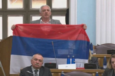 (FOTO) Vučurović raširio srpsku zastavu nasred sednice Skupštine Crne Gore