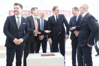Vučić prisustvovao postavljanju kamena temeljca fabrike Bari Kalebo! Investicija 500 milona evra, radna mesta za 100 ljudi