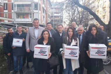 VIŠE DAMA NEGO MUŠKARACA: SNS predala listu i na Vračaru