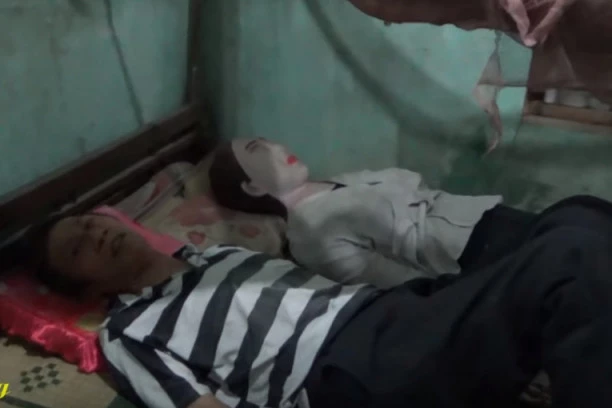 (VIDEO) Najbizarnija ljubavna priča: Vijetnamac je toliko voleo svoju ženu da je iskopao njene posmrtne ostatke i uradio OVO!