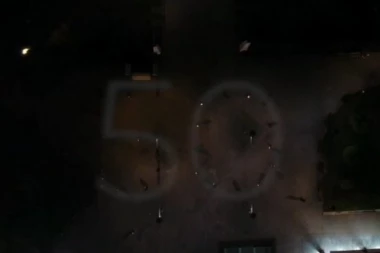 (VIDEO) OBAVEZNO POGLEDAJTE: Ovako je izgledala bakljada ispred hrama Svetog Save za Vučićev 50. rođendan