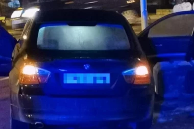 Horor u centru Valjeva: Automobilom u pešačkoj zoni pokušao da pregazi trojicu muškaraca!