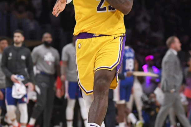 (VIDEO) BLAMAŽA SEZONE: Nadrealan fijasko Lebrona Džejmsa!