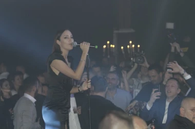 (FOTO) Uhvaćeni zajedno na Kopaoniku: Anastasija Ražnatović sa dečkom i Viktorom Živojinovićem na Prijinom nastupu!