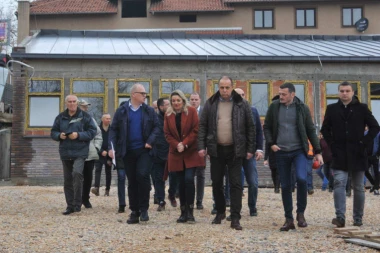 (FOTO) Vesić obišao radove u Lazarevcu: Gradi se dnevni boravak za decu i omladinu ometenu u razvoju
