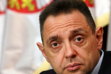 "OVO JE POKUŠAJ DRŽAVNOG UDARA!" Vulin upitao: Da li je u redu da se mlad čovek nadrogira i gađa kamenicama policajca?!