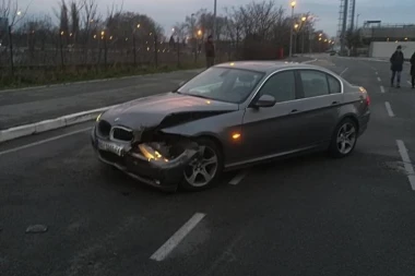 (FOTO) Devojčica napravila karambol na parkingu! Otac joj dao da vozi bez dozvole