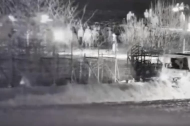 (VIDEO) TURCI HUŠKAJU MIGRANTE U EU! Vojska namerno ruši ogradu na granici sa Grčkom