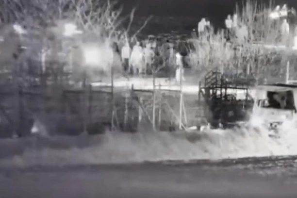 (VIDEO) TURCI HUŠKAJU MIGRANTE U EU! Vojska namerno ruši ogradu na granici sa Grčkom