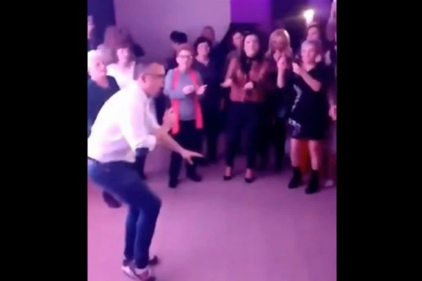 (HIT VIDEO) Ministar poljoprivrede uzeo mikrofon i zapevao: Evo o kojoj pesmi je reč i kako je izgledao ceo "nastup"!