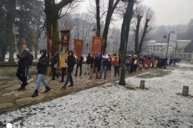 (FOTO) CETINJE BRANI SVETINJE: Uprkos zabrani, stotine vernika održalo litiju!