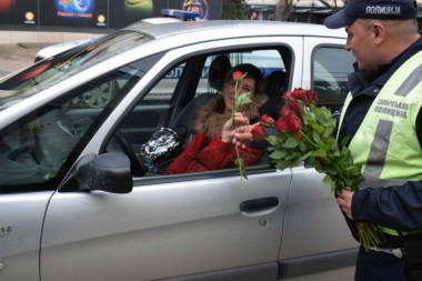 (FOTO) Policajci ženama ulepšali dan: Širom Srbije ružama čestitali 8. mart!