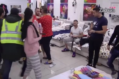 (VIDEO) SKOČIO KO RAZJARENI BIK! Makljaža u Zadruzi: Mensur nasrnuo na Davida Dragojevića!