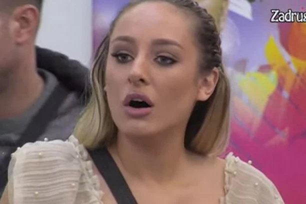 (BEZ CENZURE) Đoganijeva pokazala skroz gole dojke: Ovolike bradavice nikada niste videli, oči da izbiju!