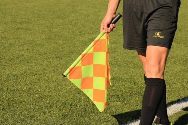 (VIDEO) KAO TURBO MAŠINA: Sudija "preticao" defanzivce kao da je Jusein Bolt!