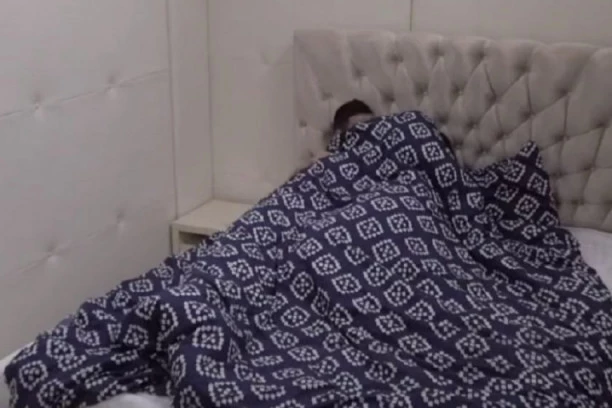 (VIDEO) Nema više ni ponosa ni srama: Miljana završila u krevetu sa NJIM, Marija će je katapultirati!