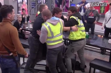 (VIDEO) KOLAPS! Pao mu MRAK na oči, skočio na Miljanu! Obezbeđenje HITNO reagovalo u Beloj kući, izbacili je napolje!