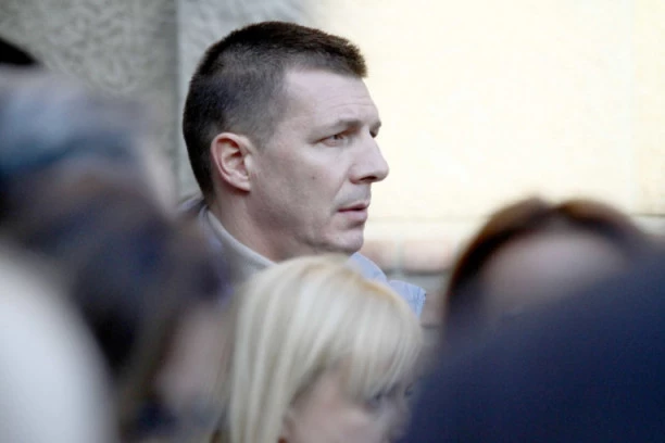 Prevarantima i falsifikatorima lične karte Andreja Vučića opet se nije sudilo