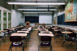 UŽAS U OSNOVNOJ ŠKOLI: Nastavnica predavala BEZ MASKE, pa zarazila 17 učenika