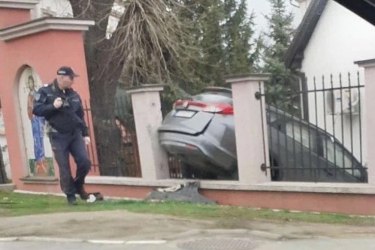 (ŠOK FOTO) DRAMA NA MIRIJEVU: Kolima uleteo u portu crkve Svetog proroka Ilije