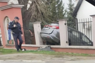 (ŠOK FOTO) DRAMA NA MIRIJEVU: Kolima uleteo u portu crkve Svetog proroka Ilije