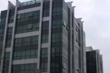 ZABRANJENO JE ŠETATI KEROVE! Ivanu je obezbeđenje poslovnog kompleksa na Novom Beogradu presrelo zbog psa