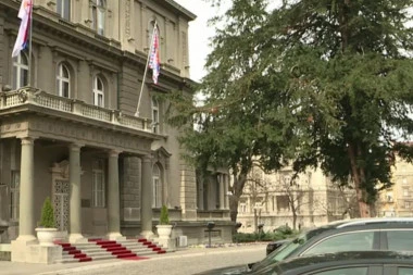 DRAMA U CENTRU BEOGRADA: Devojka se popela na prozor zgrade Predsedništva Srbije, policija u pripravnosti