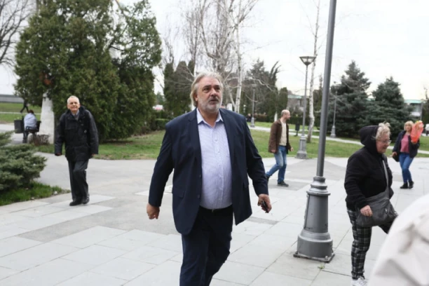 MESECIMA NIJE IZLAZIO U JAVNOST PA ZAPREPASTIO SVE IZGLEDOM:  Svi se pitaju šta se dogodilo BOBI ŽIVOJINOVIĆU, totalno DRUGAČIJE IZGLEDA! (FOTO)