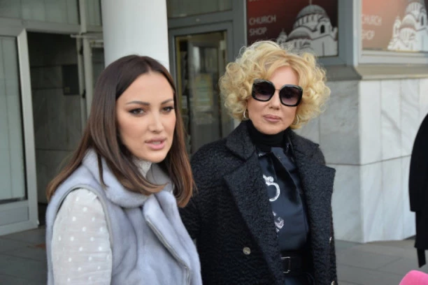 (FOTO) UHVAĆENA NA DELU: Pogledajte sa kim se Prija sastaje dok Filip kući čuva sina!