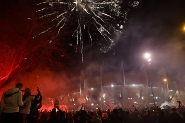 (FOTO,VIDEO) Erupcija emocija posle gola Nejmara: Navijači Pari Sen Žermena grme ispred stadiona!