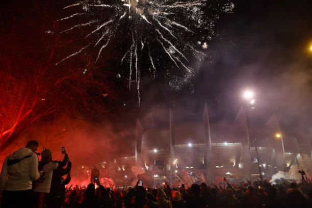 (FOTO,VIDEO) Erupcija emocija posle gola Nejmara: Navijači Pari Sen Žermena grme ispred stadiona!