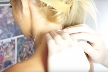 (VIDEO) UNAKAZIO JE ZA CEO ŽIVOT?! Izneverovala kada je videla šta joj je uradio na telu: Sara Reljić dopustila bratu da je tetovira!