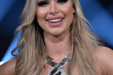 SVI PRIČAJU DA JE U VEZI SA VOLKOVIM, A ONA PRIZNALA DA VOLI OVOG PEVAČA! URAGANKA ne skriva emocije!