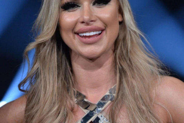 (FOTO) Tviteraši raskrinkali "Uraganku": Ivana neprepoznatljiva  pre poseta plastičaru!