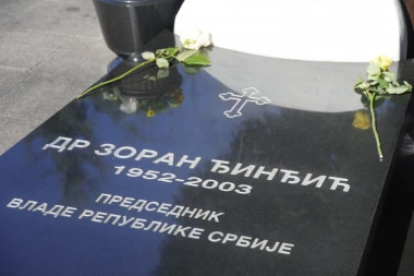 17 godina na današnji dan Đinđićeva sekretarica u Aleju zaslužnih građana donosi žutu ružu