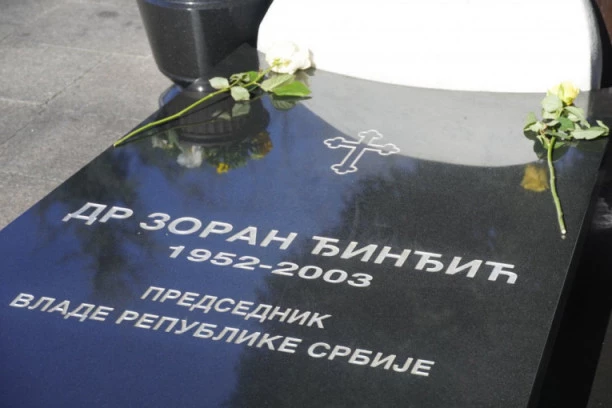 17 godina na današnji dan Đinđićeva sekretarica u Aleju zaslužnih građana donosi žutu ružu