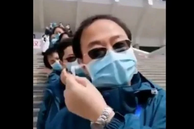 (VIDEO) SNIMAK KOJI JE OBIŠAO SVET! Doktori u Vuhanu simbolično skidaju maske i proslavljaju zatvaranje poslednje privremene bolnice!