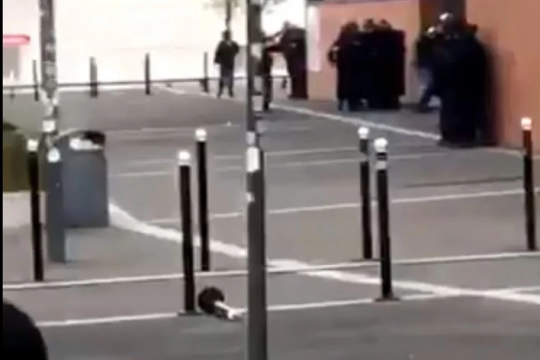 (VIDEO) Talačka kriza kod Pariza: Naoružani muškarac u univerzitetskoj biblioteci!