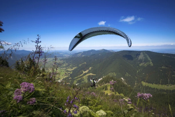 PARAGLAJDER SE BORI ZA ŽIVOT! Poznato kako je došlo do nesreće!