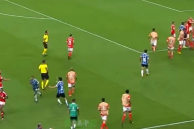 (VIDEO) Kakva korona, gledaj "magiju" i čari fudbala u Brazilu: Tuča i 8 crvenih kartona pred 50.000 navijača!