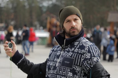 POPULARNI GLUMAC ODMAH POZVAO POLICIJU: Napala ga žena u centru BEOGRADA, počela da ga liže!