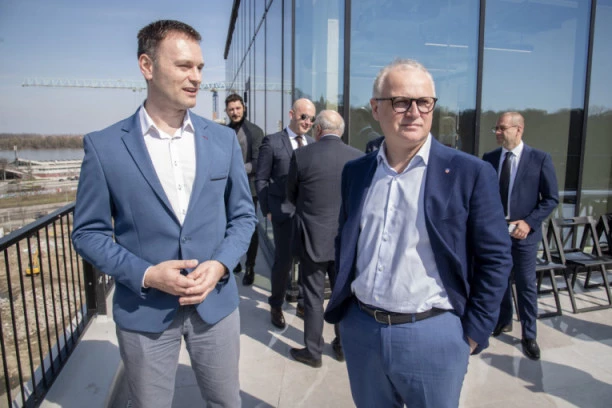 (FOTO) Vesić sa ruskim investitorima: Počinje rekontrukcija oronule zgrade Bigza!